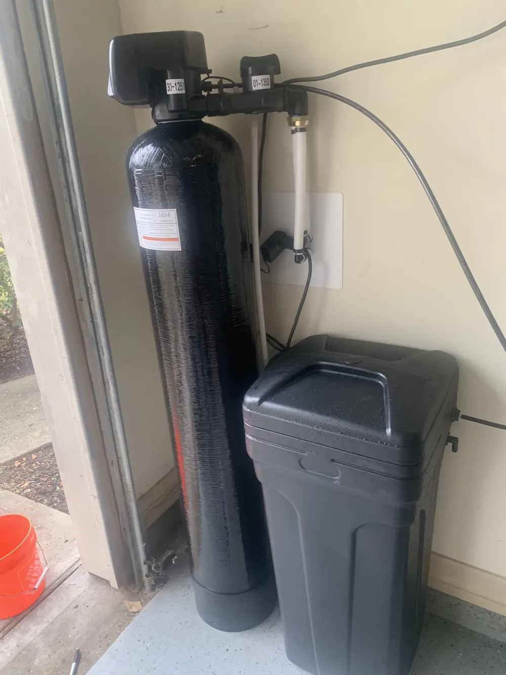 Single-tank softener and brine tank fitted into a garage doorway alcove